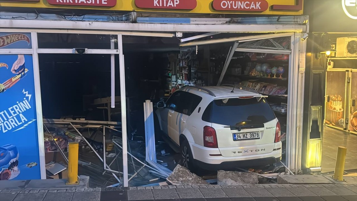 Başakşehir'de sürücüsünün fren yerine gaz pedalına basması sonucu iş yerine giren cip, büyük çapta...
