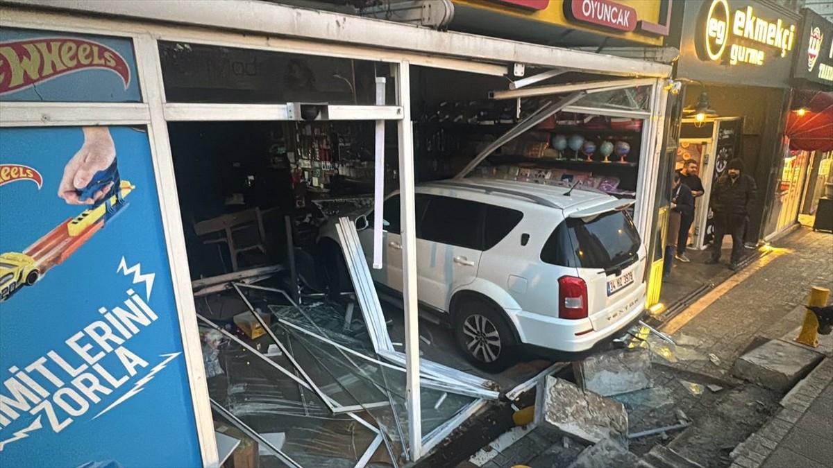 Başakşehir'de sürücüsünün fren yerine gaz pedalına basması sonucu iş yerine giren cip, büyük çapta...