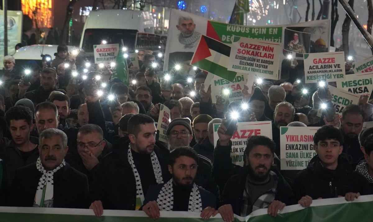 Batman'da İsrail'in Gazze'ye yönelik saldırılarını protesto etmek için "meşaleli yürüyüş" yapıldı....