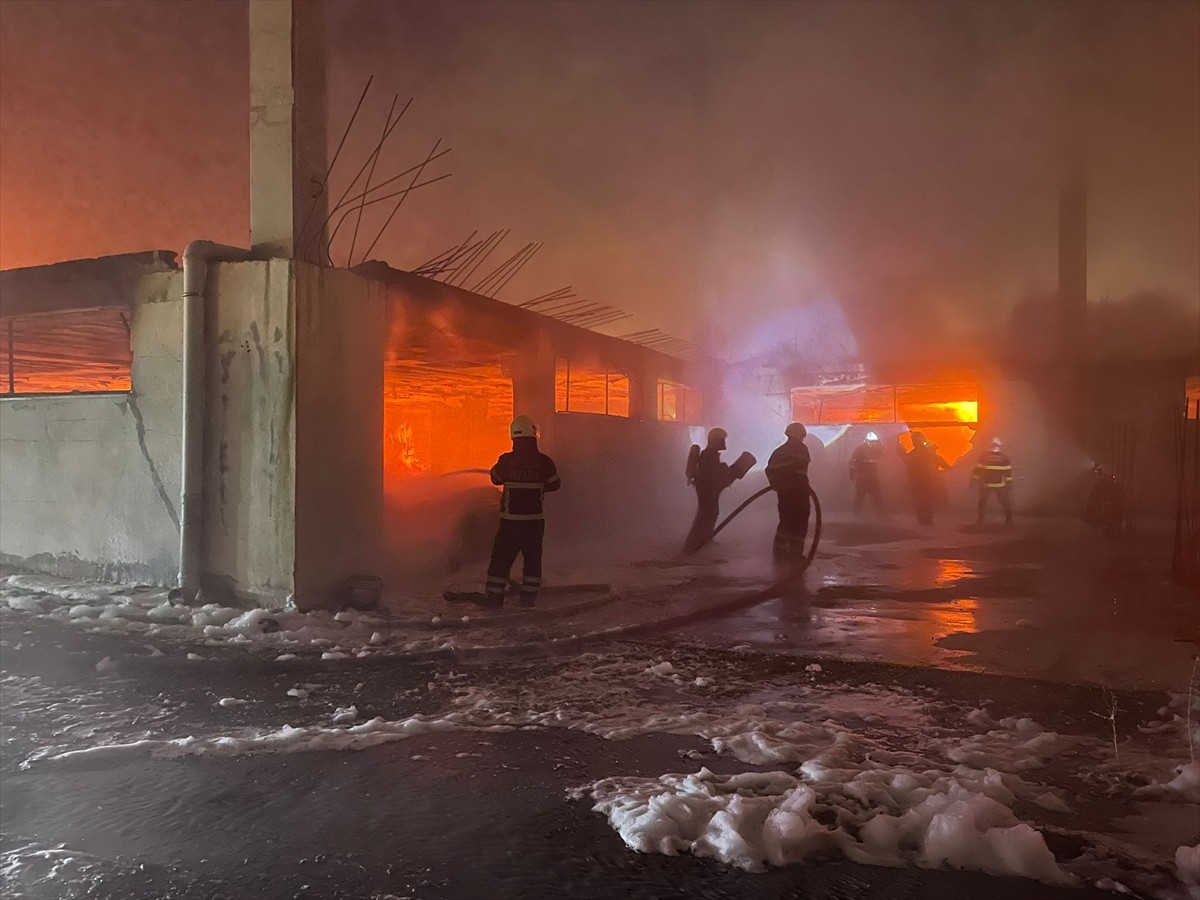 Batman'da, Organize Sanayi Bölgesi'nde mobilya fabrikasında çıkan yangın itfaiye ekiplerince...