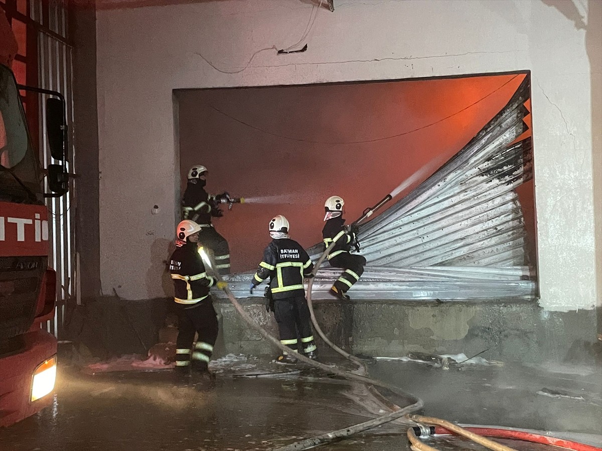 Batman'da, Organize Sanayi Bölgesi'nde mobilya fabrikasında çıkan yangın itfaiye ekiplerince...
