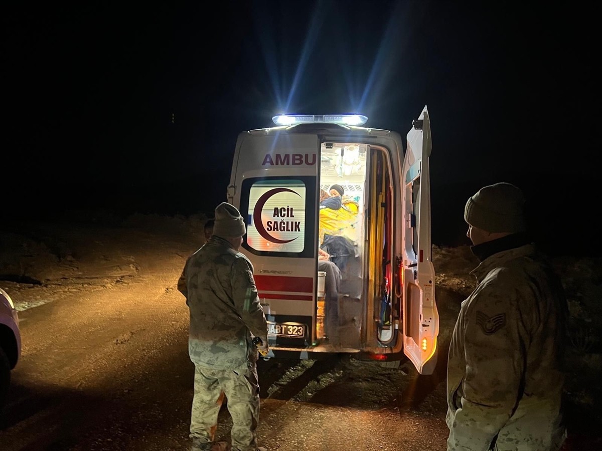 Batman'ın Sason ilçesindeki Mereto Dağı'na tırmanan ve kar yağışı nedeniyle yolunu kaybeden dağcı...