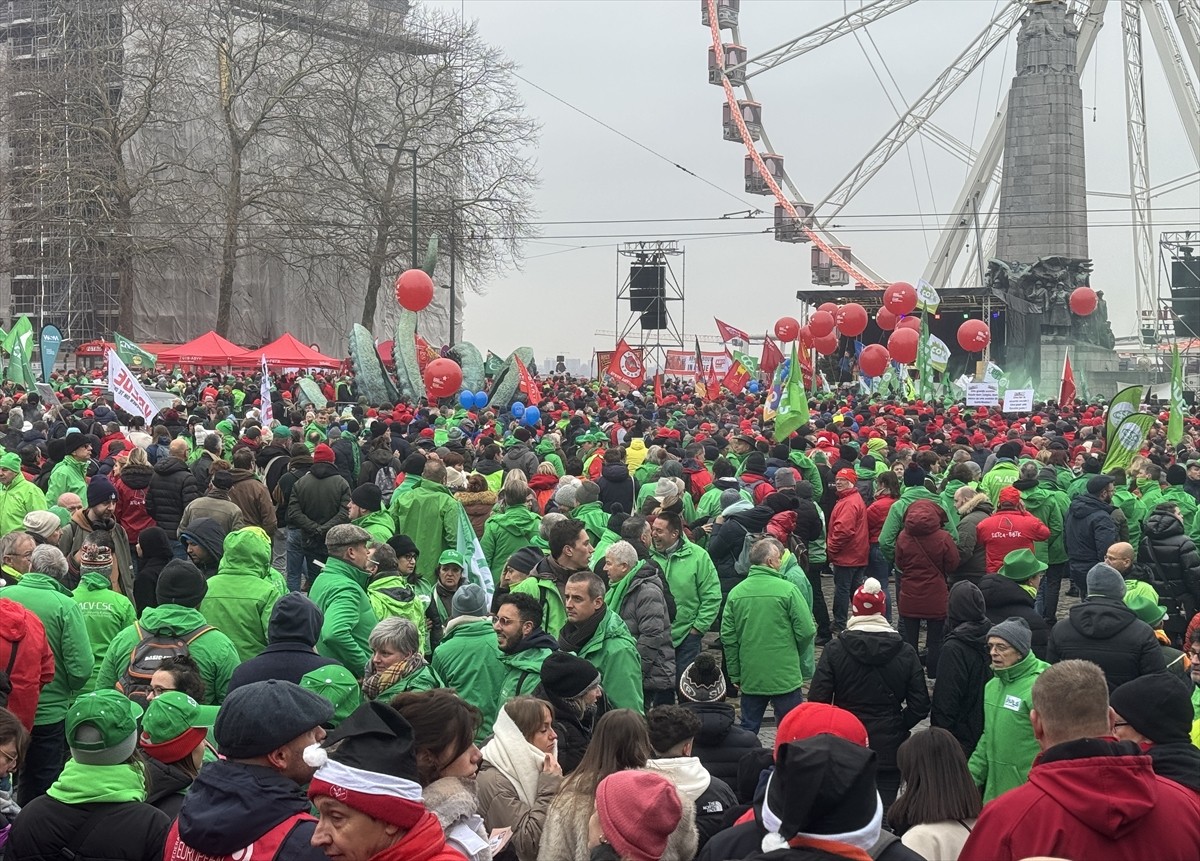 Belçika'da çalışanlar, yeni kurulacak hükümet için yapılan müzakerelerdeki ekonomi ve vergi...