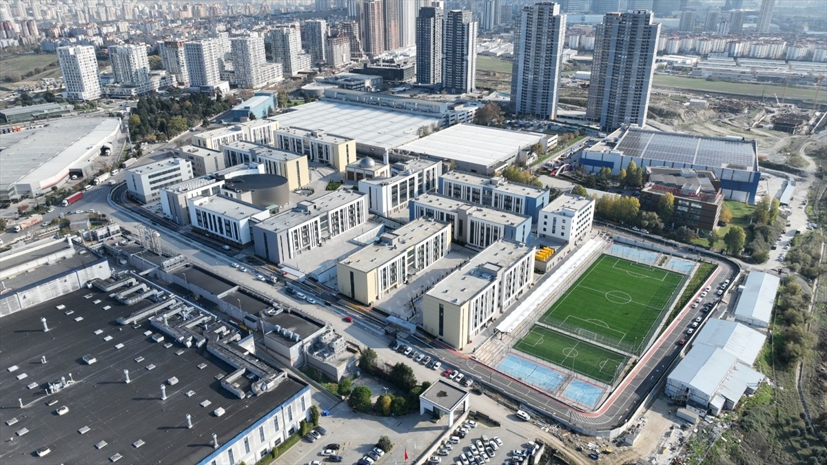 Belediyeden yapılan açıklamada, Esenyurt'ta ocak ayında eğitim hayatına başlayacak 8 okuldan...