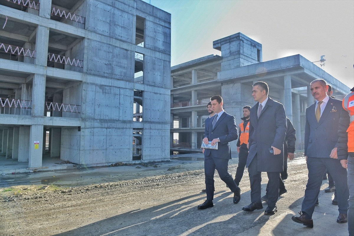 Belediyeden yapılan açıklamada, Esenyurt'ta ocak ayında eğitim hayatına başlayacak 8 okuldan...