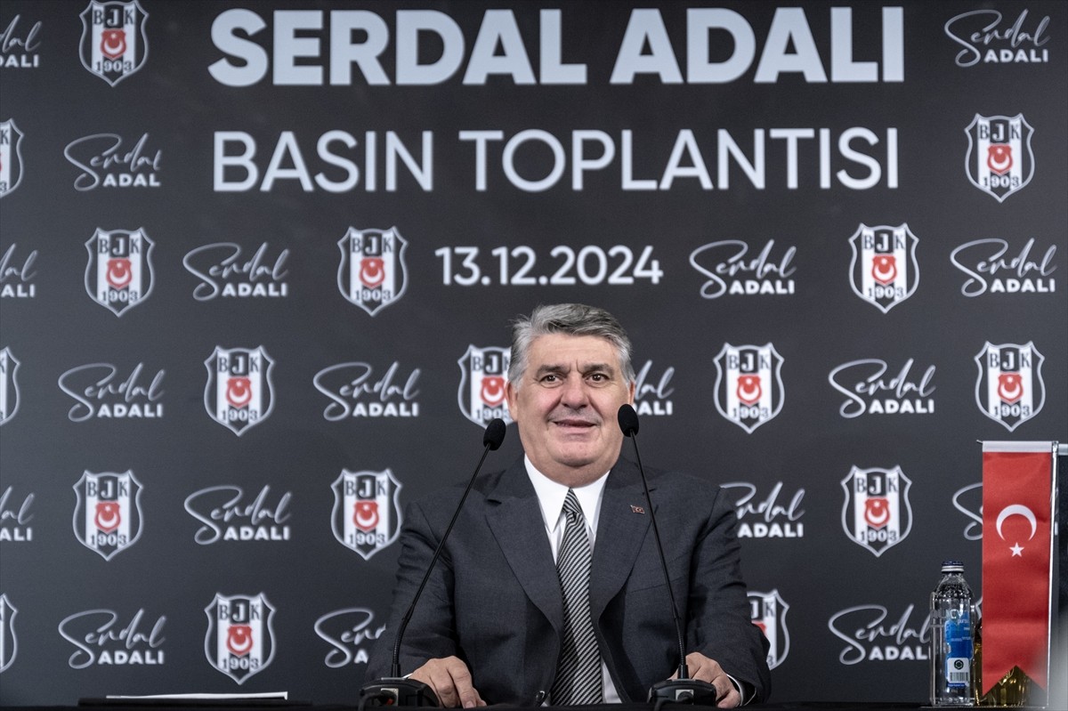 Beşiktaş Kulübü Başkan adayı Serdal Adalı, Beşiktaş'taki bir otelde gerçekleştirilen basın...