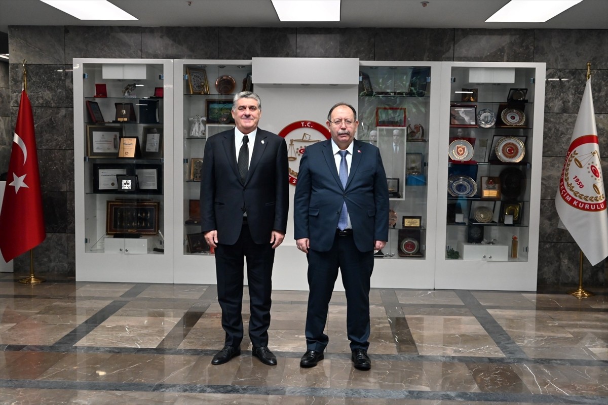 Beşiktaş Kulübü Başkan Adayı Serdal Adalı (solda), Yüksek Seçim Kurulu (YSK) Başkanı Ahmet Yener'i...