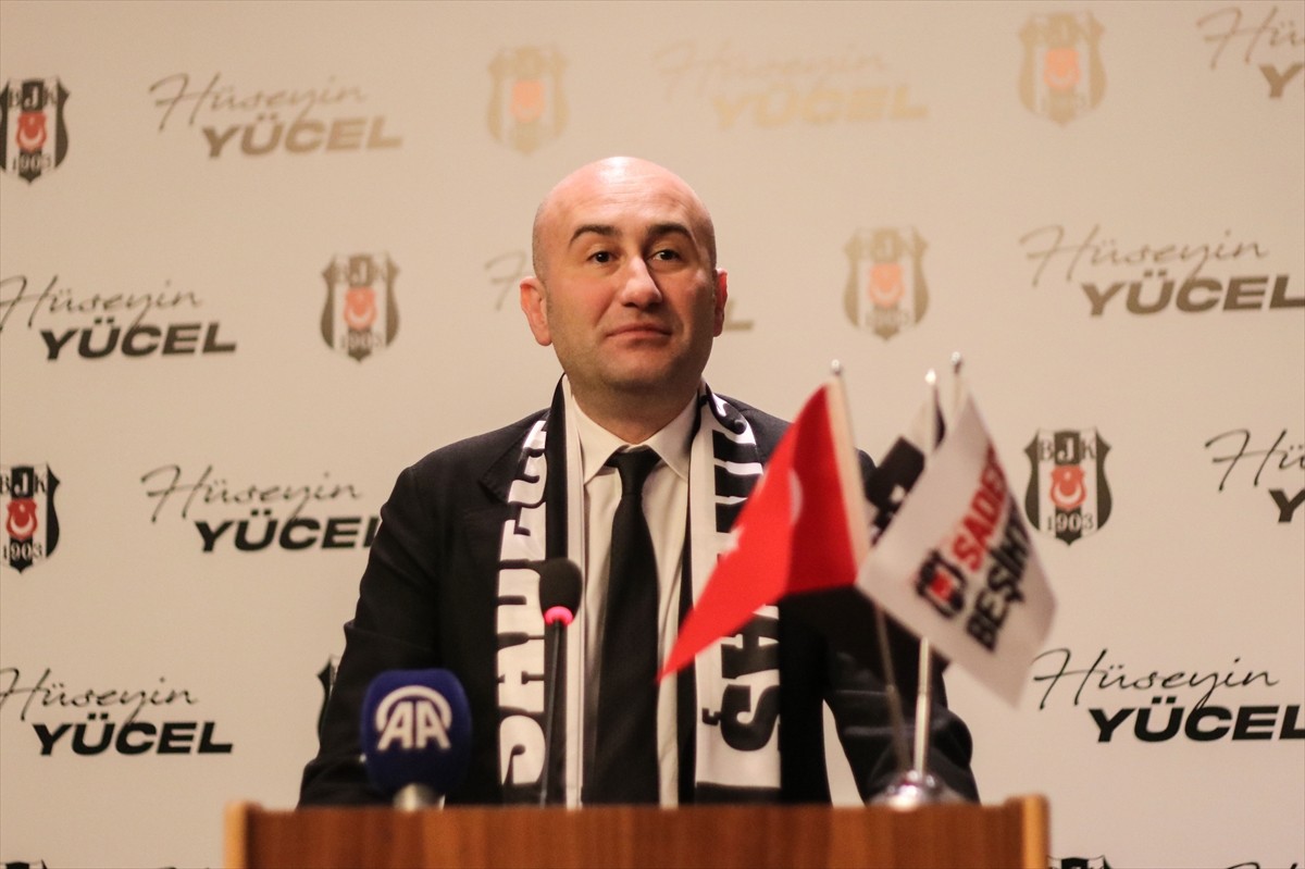 Beşiktaş Kulübü Başkanı Hüseyin Yücel, İzmir'deki bir otelde Ege Bölgesi'ndeki taraftar...