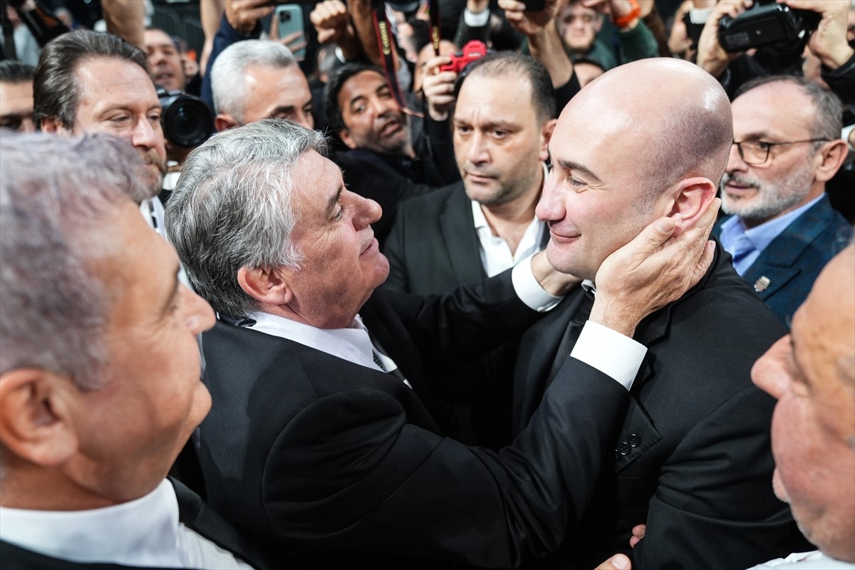 Beşiktaş Kulübünün olağanüstü seçimli genel kurulunda başkan adayları Hüseyin Yücel (solda) ile...