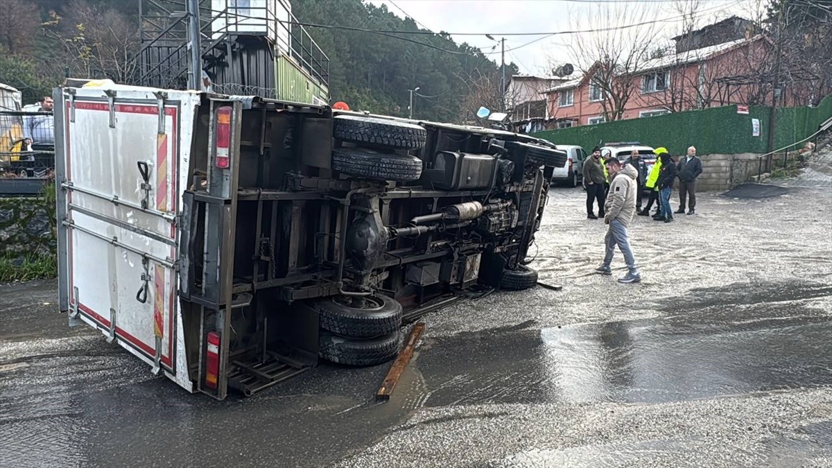 Beykoz Rüzgarlıbahçe Mahallesi'nde seyreden gıda yüklü kamyonet, yokuş aşağı indiği sırada yol...