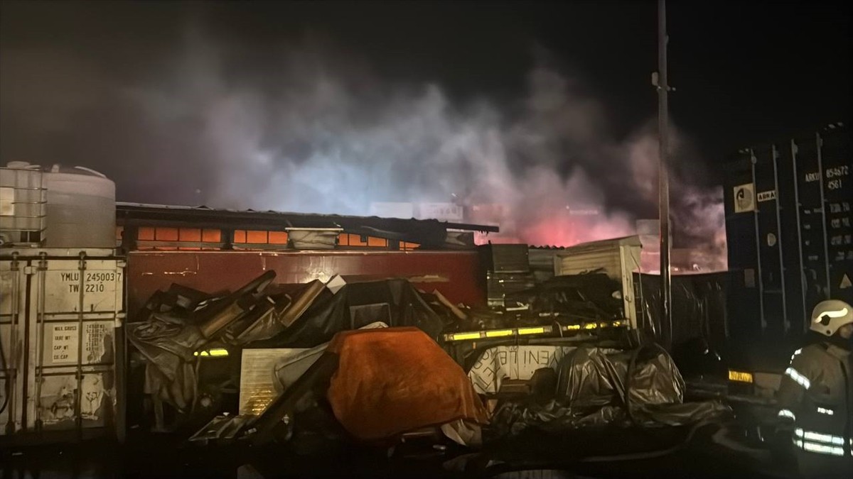 Beylikdüzü'nde tır garajındaki çay ocağında çıkan yangında 2 evcil hayvan öldü, 3 barınak ile bir...