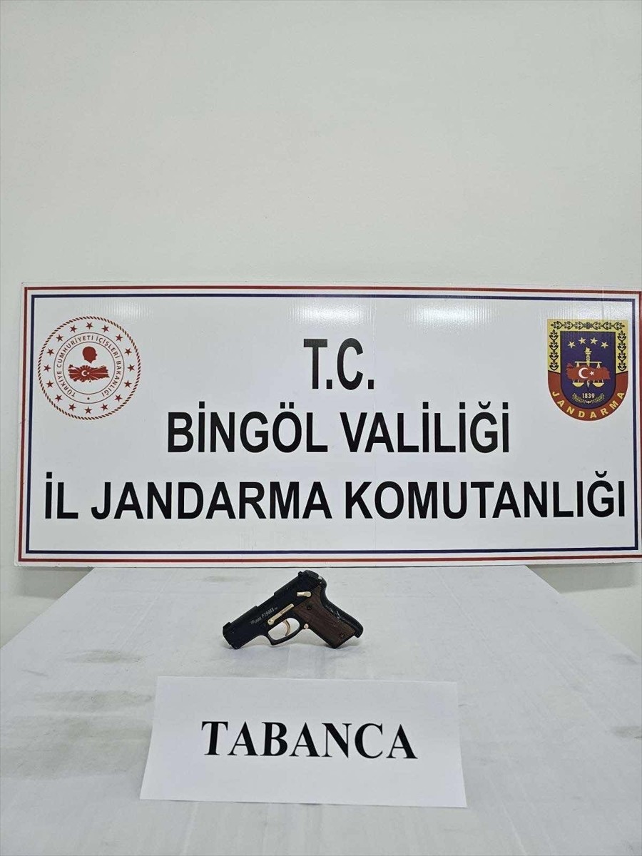 Bingöl'de düzenlenen operasyonda, 3 kilo 257 gram esrar, bir miktar sentetik uyarıcı ve ruhsatsız...