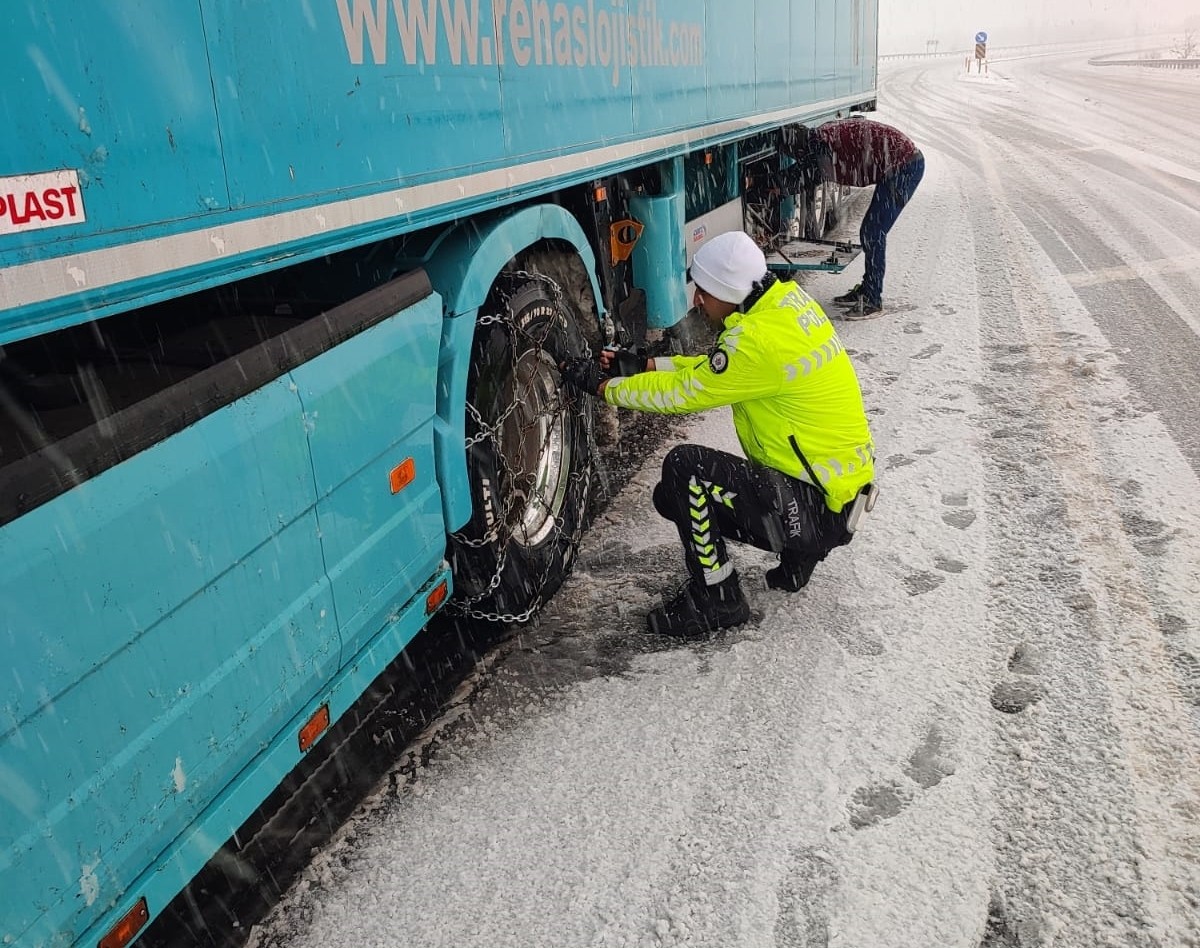 Bingöl'de yoğun yağışı ulaşımda aksamalara yol açtı. İl Emniyet Müdürlüğü Bölge Trafik Denetleme...
