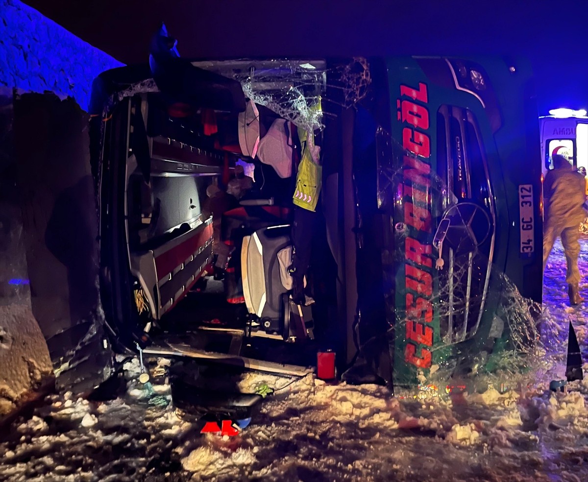 Bingöl'de yolcu otobüsünün devrilmesi sonucu 2 kişi hayatını kaybetti, 16 kişi yaralandı....