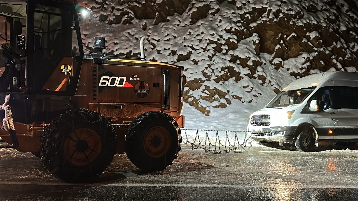 Bitlis'in Mutki ilçesinde yoğun kar ve tipi nedeniyle araçlarıyla yolda mahsur kalan 30 kişi...