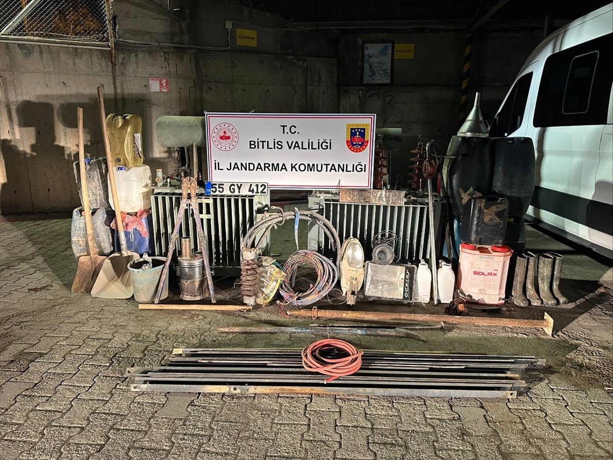 Bitlis'te, kasım ve aralık aylarında 15 hırsızlık olayını gerçekleştirdikleri belirlenen 4 şüpheli...