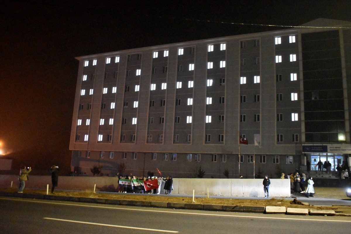 Bitlis'te yurtta kalan 17 Suriyeli kız öğrencinin organizasyonuyla Suriye'nin özgürlüğüne...