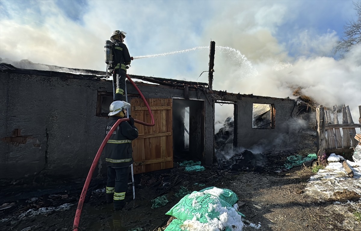 Bolu'da ahırda çıkan ve bitişikteki samanlığa sıçrayan yangın, itfaiye ekiplerince...