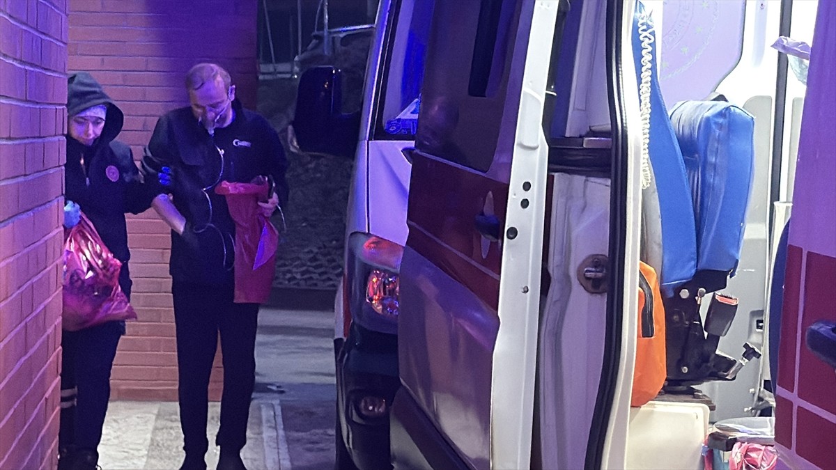 Bolu'da doğal gazdan etkilenen aynı aileden 5 kişi hastaneye kaldırıldı. Sağlık personelinin ilk...