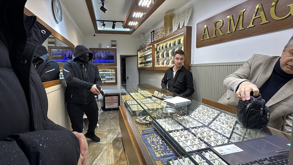 Bolu'da polis ekiplerince kuyumcu soygunu tatbikatı gerçekleştirildi.