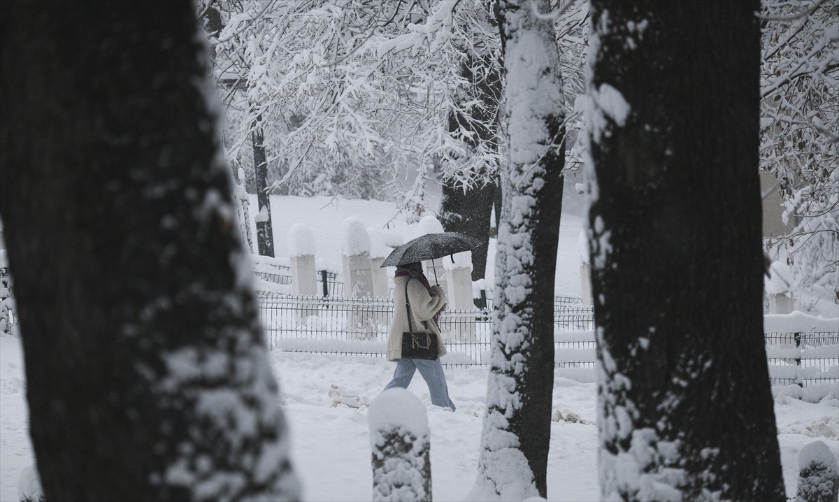 Bosna Hersek'in başkenti Saraybosna'da kar kalınlığı 30 santimetre olarak ölçülürken, kar...