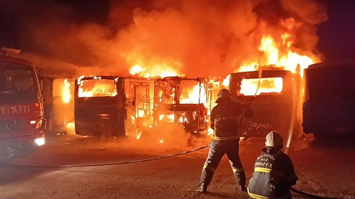 Burdur'da çıkan yangın sonucu, 6 özel halk otobüsünde hasar oluştu İtfaiye ekiplerinin...