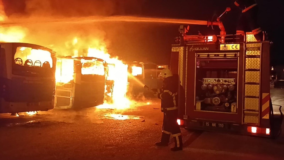 Burdur'da çıkan yangın sonucu, 6 özel halk otobüsünde hasar oluştu İtfaiye ekiplerinin...