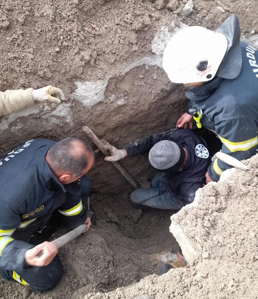 Burdur'da kanalizasyon çalışması sırasında toprak altında kalan işçi, itfaiye ekiplerince...