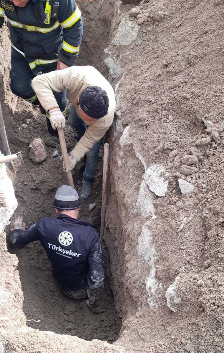 Burdur'da kanalizasyon çalışması sırasında toprak altında kalan işçi, itfaiye ekiplerince...