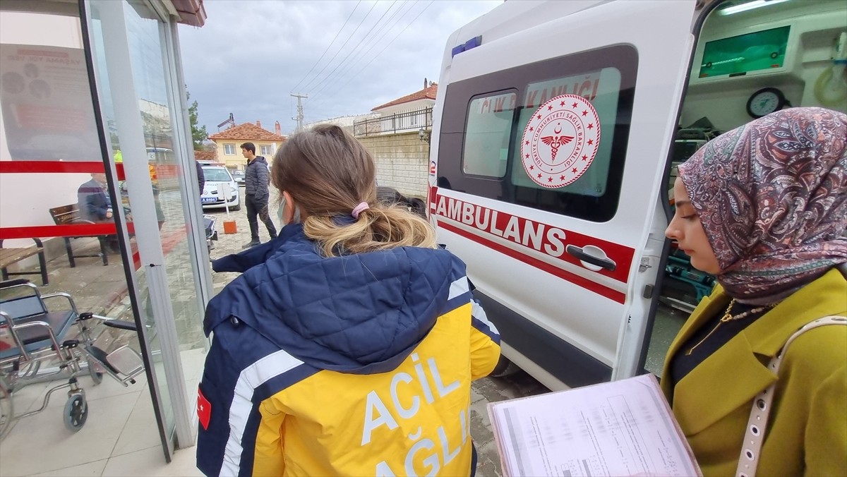 Burdur'un Karamanlı ilçesinde bir okulda yedikleri yemekten zehirlendikleri şüphesiyle 43 öğrenci...