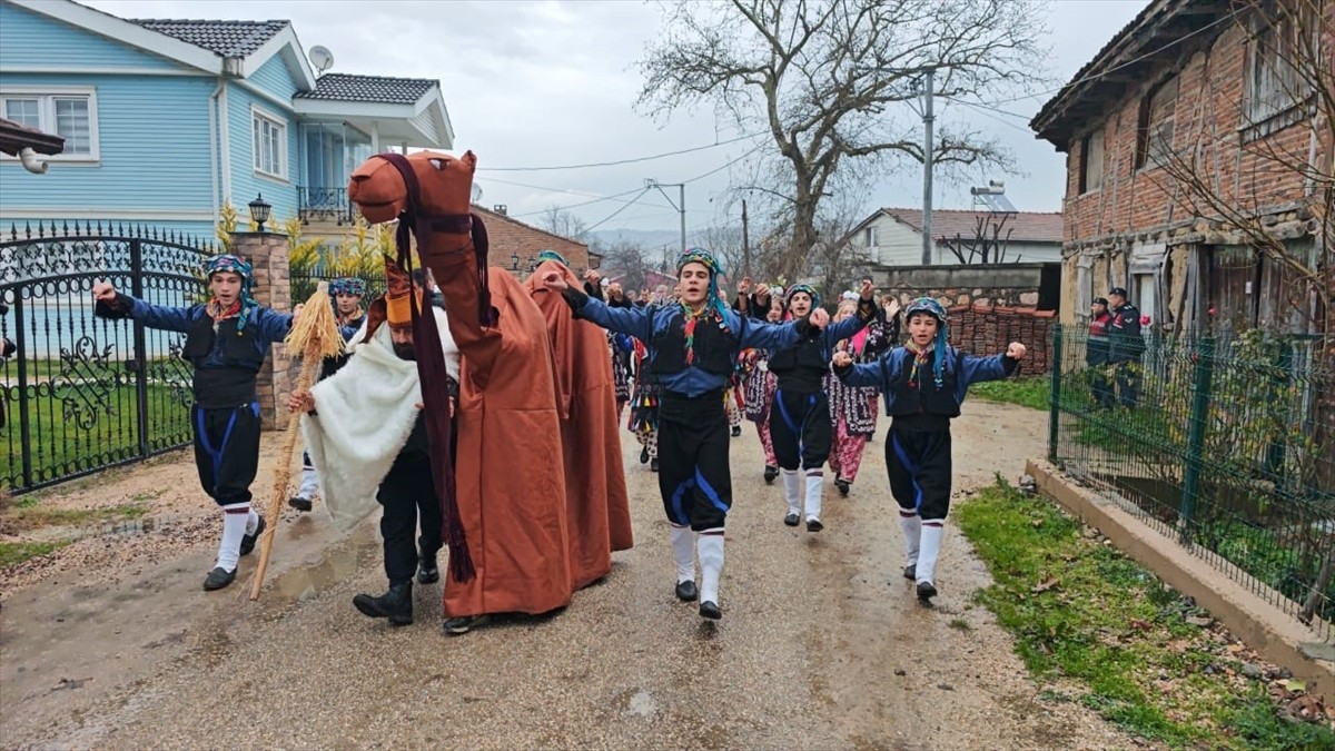 Bursa'nın İnegöl ilçesinde bir lisede, eski Türk geleneklerinin yaşatılması amacıyla "kışı...