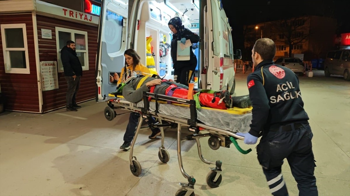 Bursa'nın İnegöl ilçesindeki bir mobilya imalathanesinde yaklaşık 8 metre yükseklikten asansör...