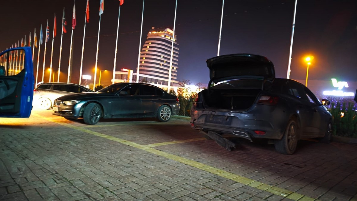 Bursa'nın Kestel ilçesinde, otomobilde uğradığı silahlı saldırıda yaralanan kişi tedavi altına...