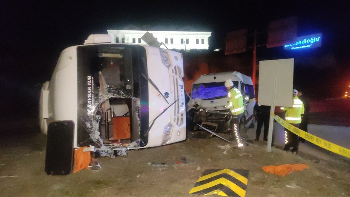 Bursa'nın Orhangazi ilçesinde, 2 işçi servisinin karıştığı kazada 20 kişi yaralandı. Yaralılar...