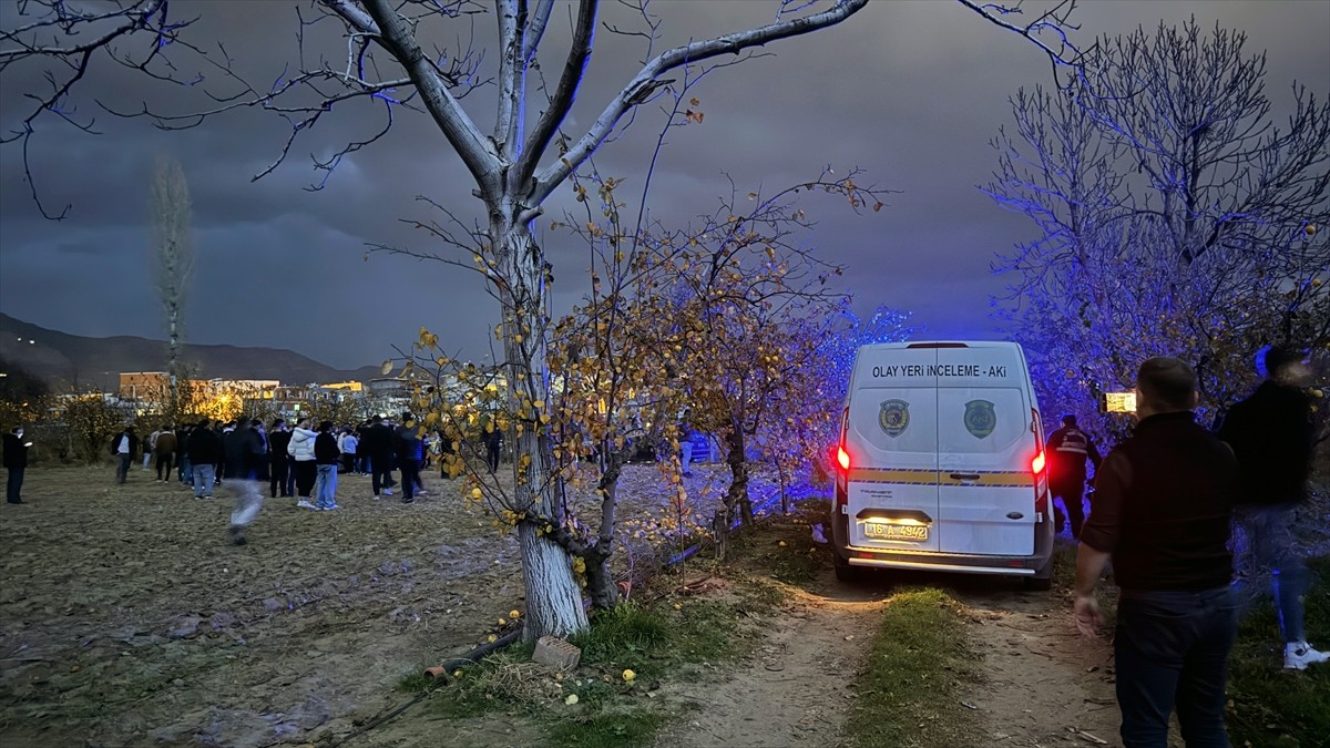 Bursa'nın Yıldırım ilçesinde bir kişi, boşanma aşamasındaki eşini silahla öldürüp intihar etti....