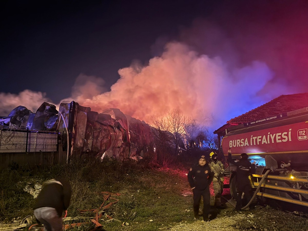  Bursa'nın Yıldırım ilçesinde bulunan gıda deposunda çıkan yangın söndürülmeye...