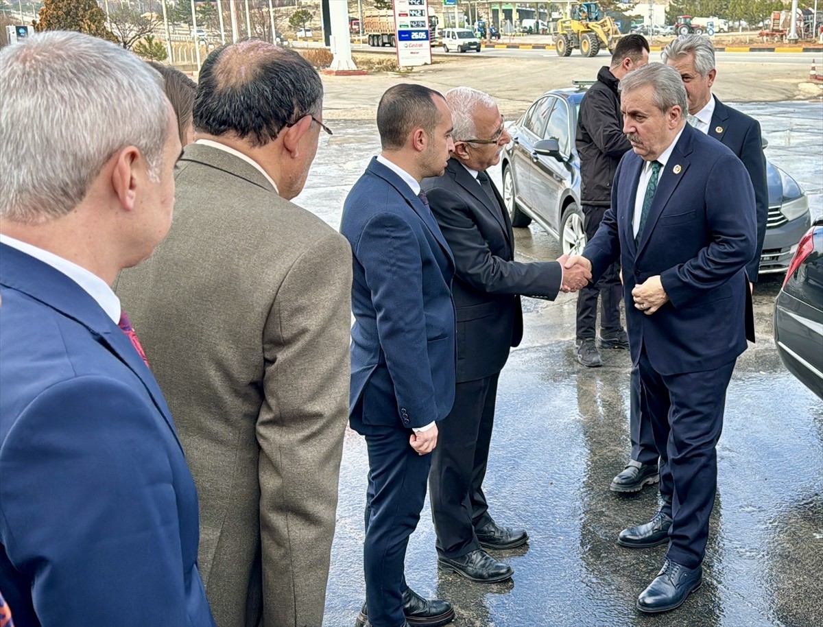 Büyük Birlik Partisi (BBP) Genel Başkanı Mustafa Destici, Mucur ilçesi yakınlarındaki bir dinlenme...