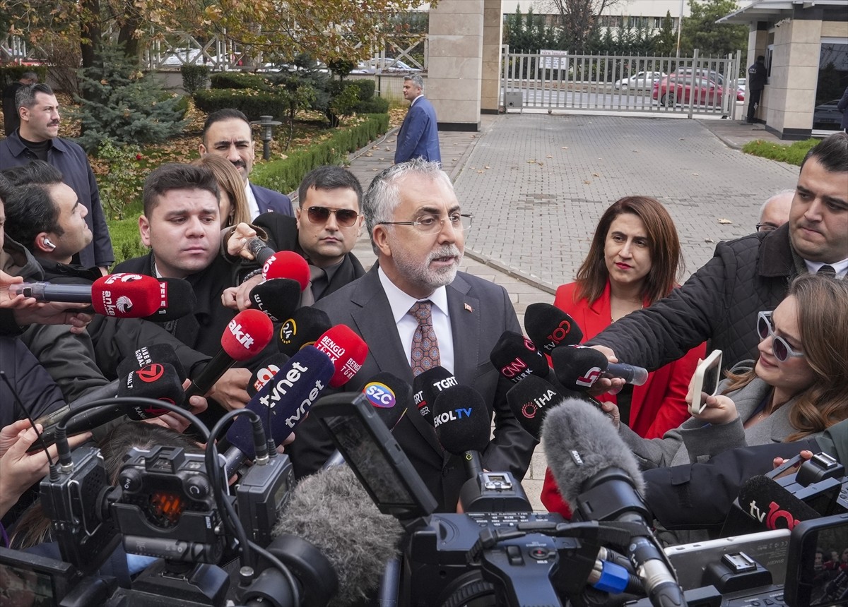 Çalışma ve Sosyal Güvenlik Bakanı Vedat Işıkhan, Asgari Ücret Tespit Komisyonu'nun yeni asgari...