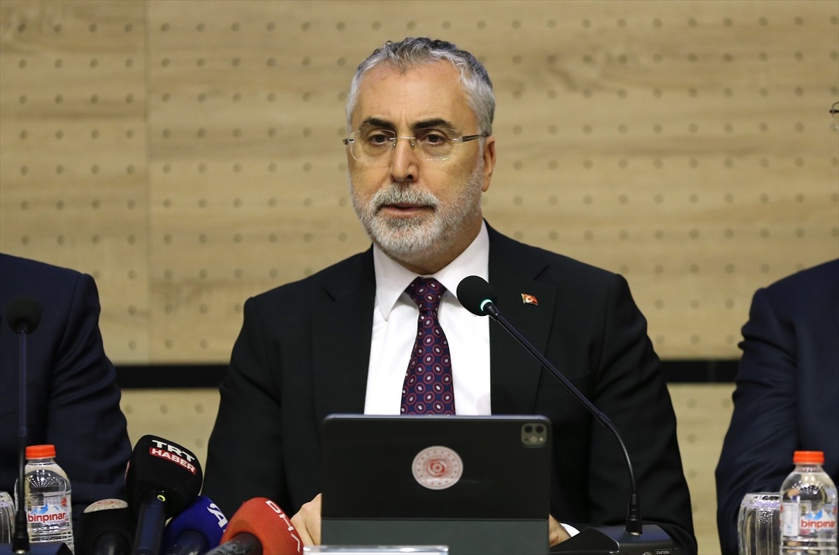 Çalışma ve Sosyal Güvenlik Bakanı Vedat Işıkhan, Bingöl Ticaret ve Sanayi Odası'nda düzenlenen "İş...