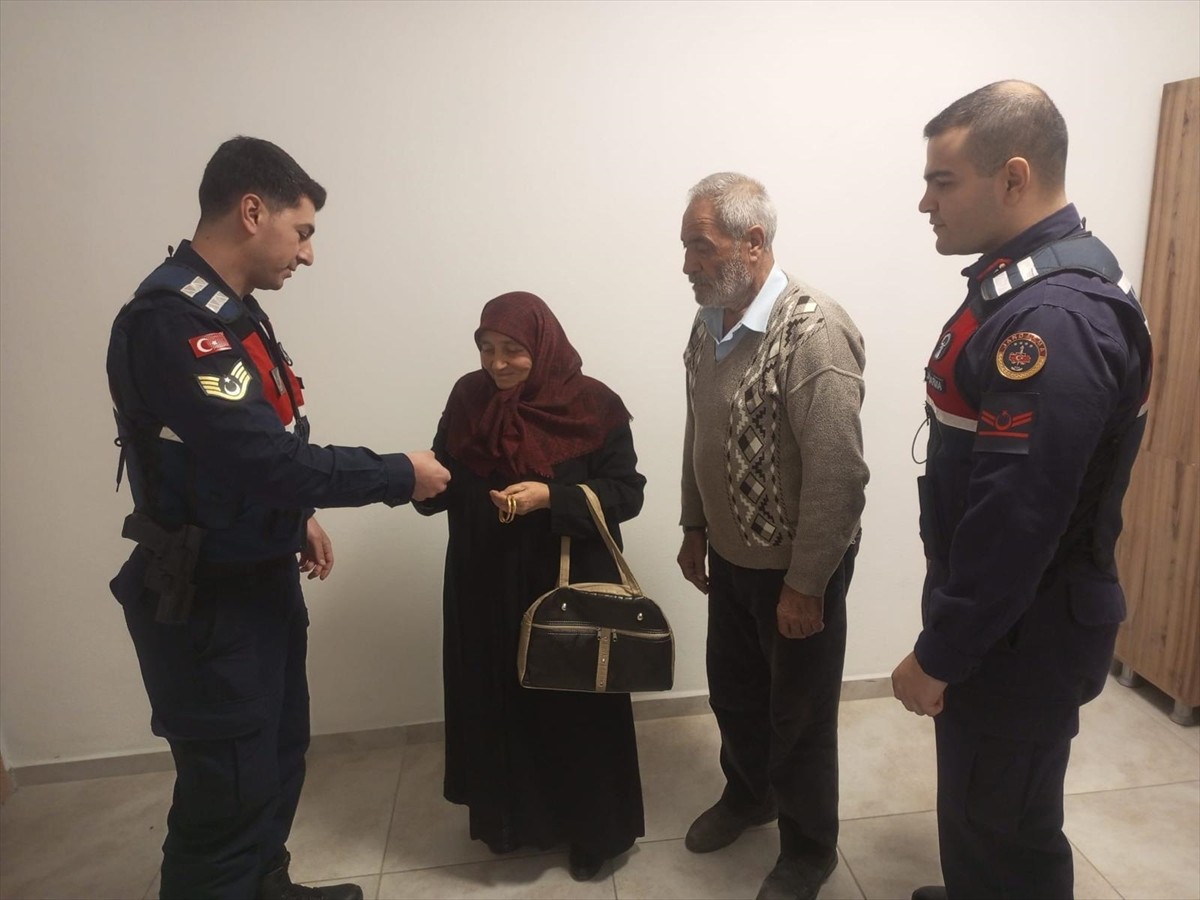 Çanakkale'nin Çan ilçesinde bir kadını dolandırdığı ileri sürülen 5 zanlı tutuklandı.