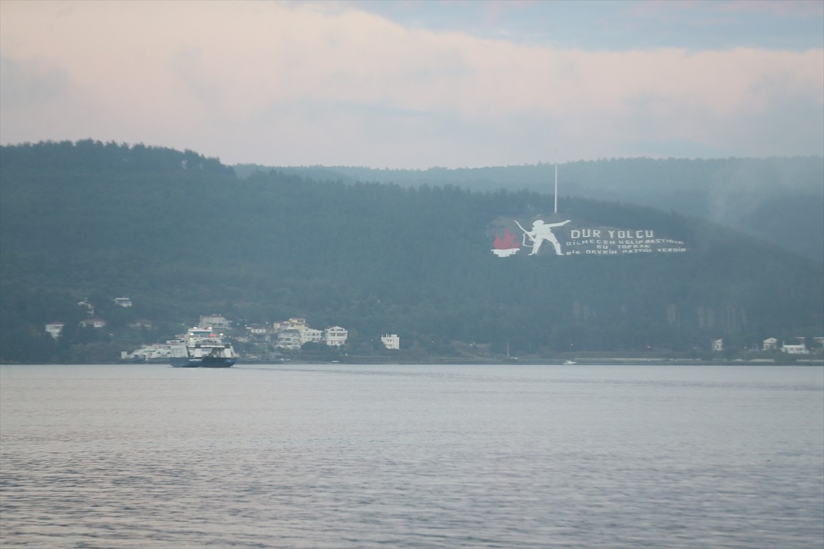 Çanakkale Boğazı'nda etkili olan yoğun sis nedeniyle çift yönlü transit gemi trafiği geçici olarak...