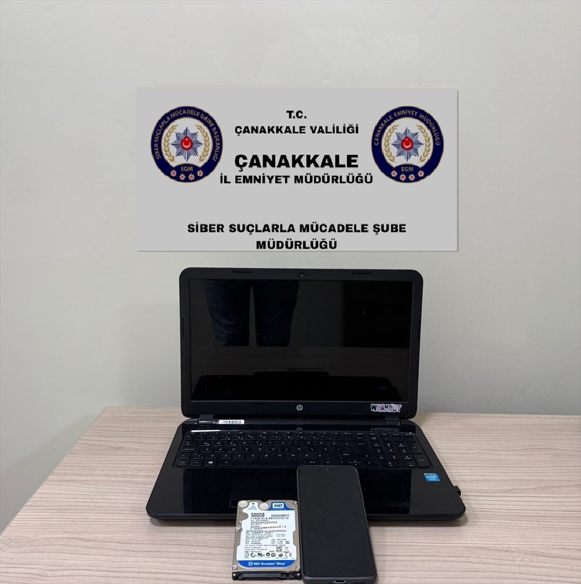 Çanakkale’de sosyal medyadan dolandırıcılık yapan ve 19 farklı suç kaydı olan hükümlü yakalandı....