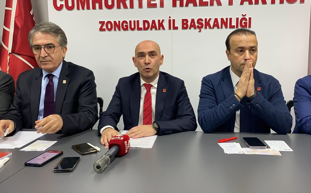 CHP Genel Başkan Yardımcıları Volkan Demir (sağ 2) ve Yalçın Karatepe (solda), partinin Zonguldak...