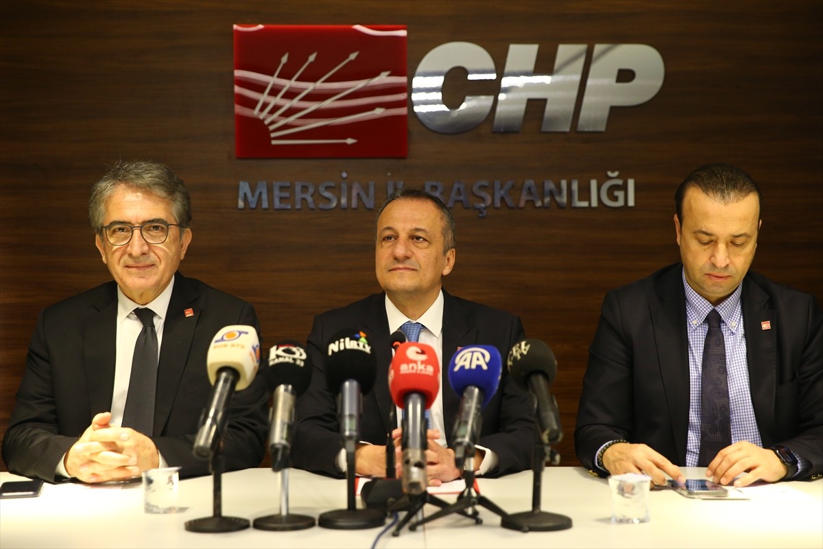 CHP Genel Başkan Yardımcıları Yalçın Karatepe (sol 2) ve Volkan Demir (sağ 2), Mersin'de basın...