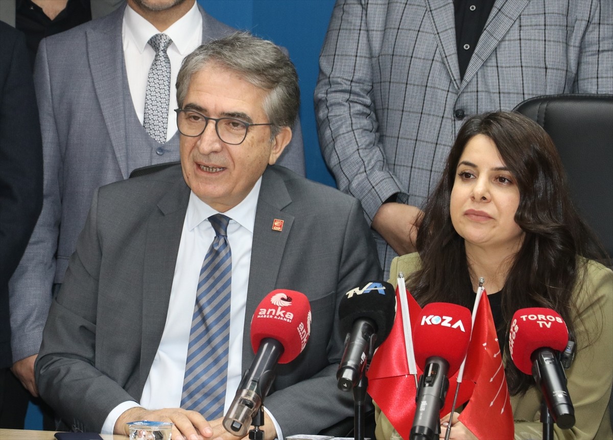 CHP Genel Başkan Yardımcıları Yalçın Karatepe (solda) ile Volkan Demir (sağda), CHP Adana İl...