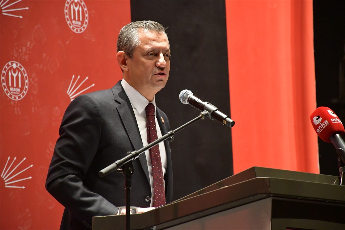 CHP Genel Başkanı Özgür Özel, bir dizi program için geldiği Bilecik'te, Şeyh Edebali Kültür...