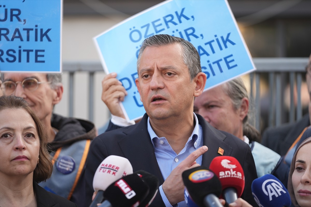 CHP Genel Başkanı Özgür Özel, Boğaziçi Üniversitesinin önünde açıklamalarda bulundu. 