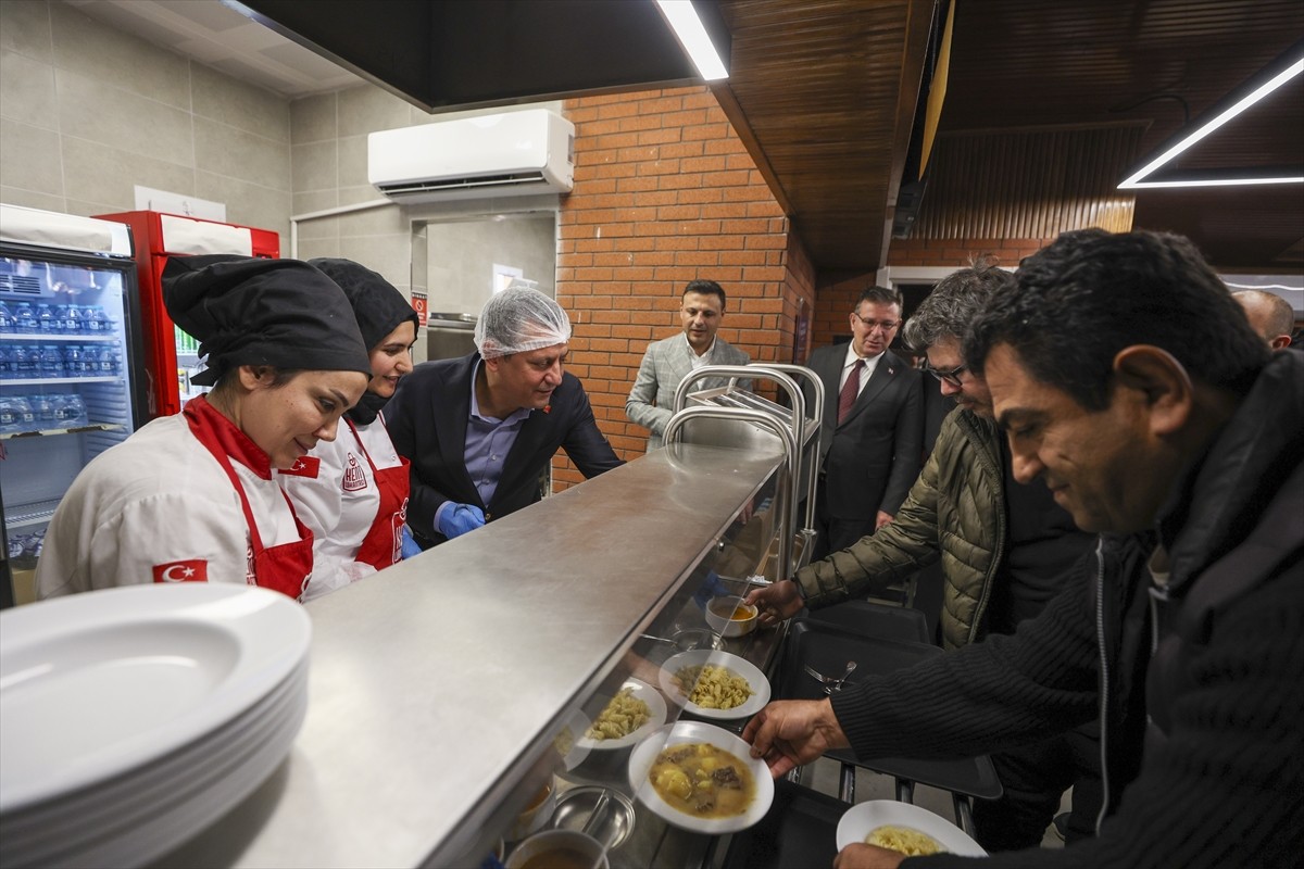 CHP Genel Başkanı Özgür Özel, İstanbul programı kapsamında Hisarüstü Kent Lokantası'nı ziyarete...