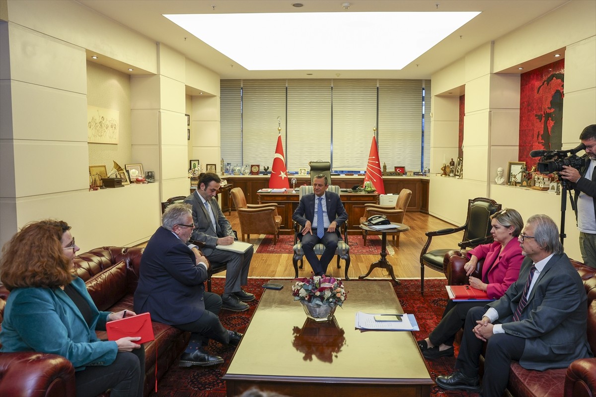 CHP Genel Başkanı Özgür Özel (ortada), Avrupa Parlamentosu Türkiye Raportörü Nacho Sanchez Amor...