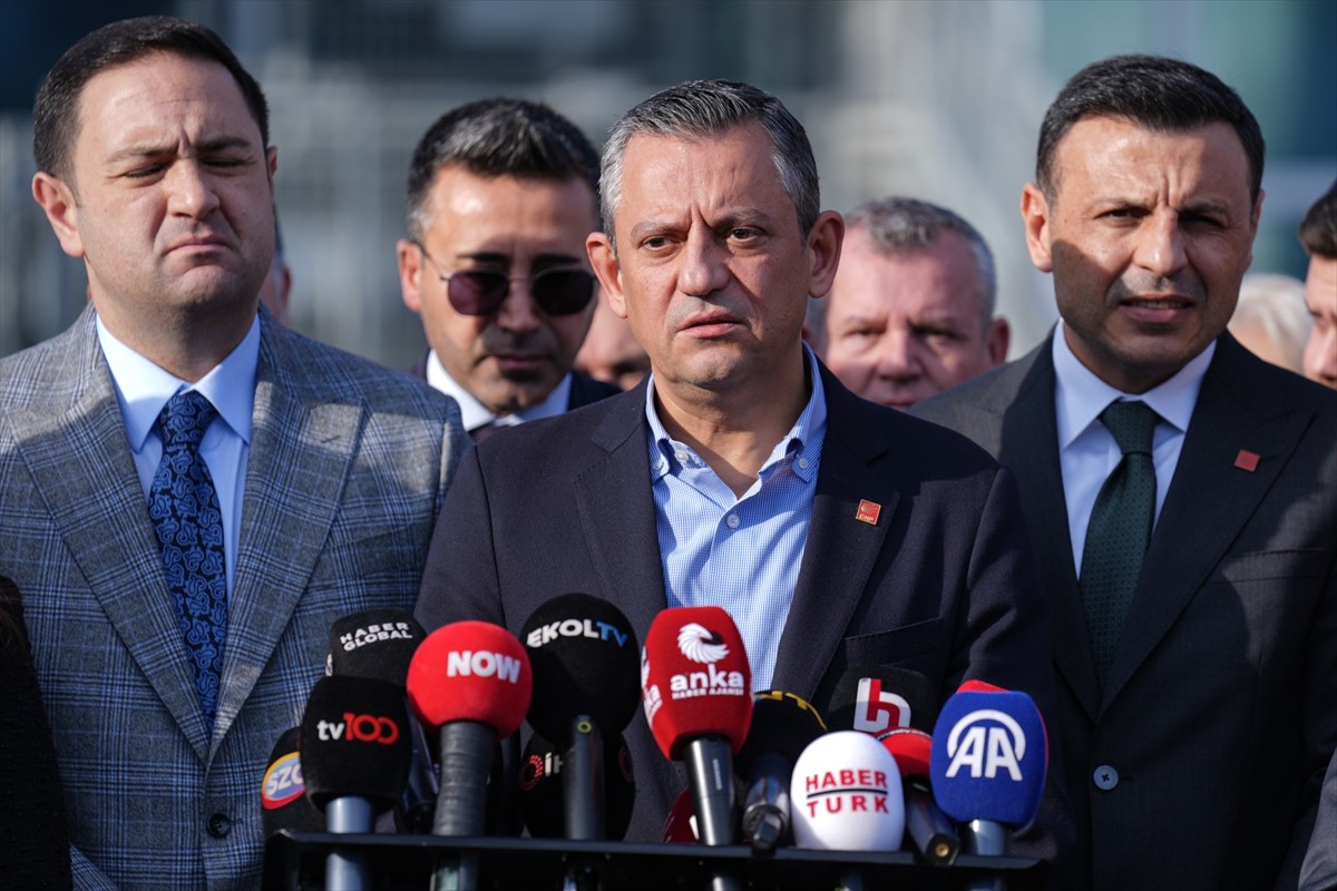 CHP Genel Başkanı Özgür Özel, "silahlı terör örgütü PKK/KCK üyesi olmak" suçundan tutuklanmasının...